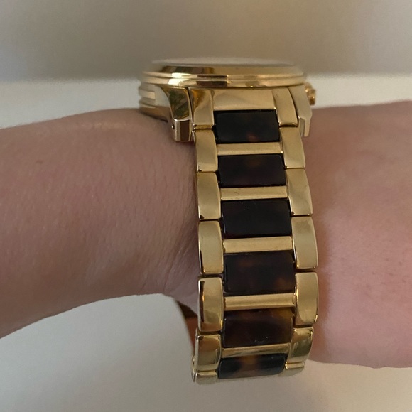 Michael Kors Gold Tortoise Link Watch - Picture 4 of 9
